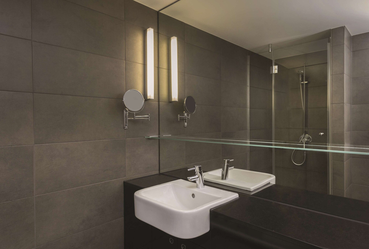 Bathroom 5, Adina Apartment Hotel Hamburg Michel, Hamburg
