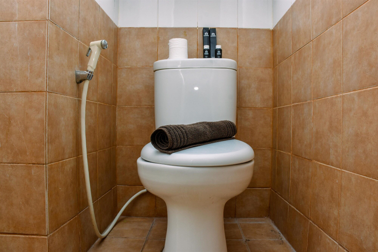 Bathroom 3, Strategic 2Br Apartment At Green Pramuka City, Central Jakarta
