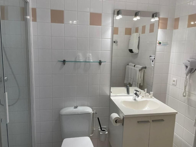 Bathroom 4, Hôtel de la Plage, Calvados