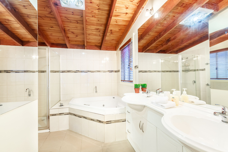 Bathroom 3, The Cottages at Hepburn Springs, Hepburn - East