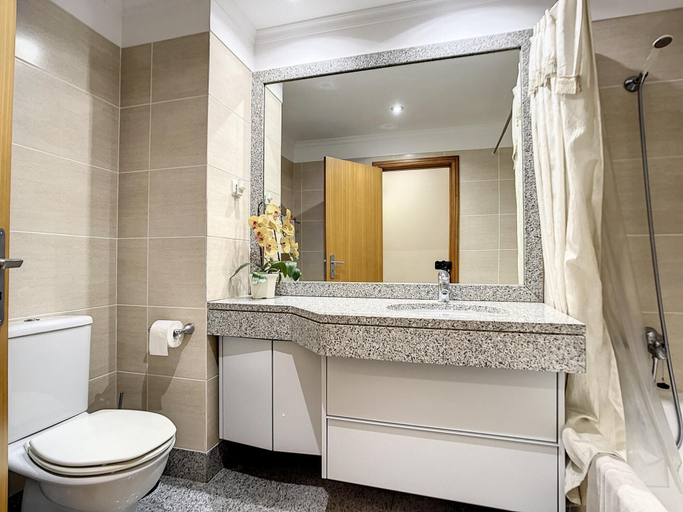 Bathroom 5, Monumental Ocean View by Atlantic Holiday, Funchal