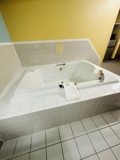 Bathroom 4, Super 8 by Wyndham Warrenton, Warren