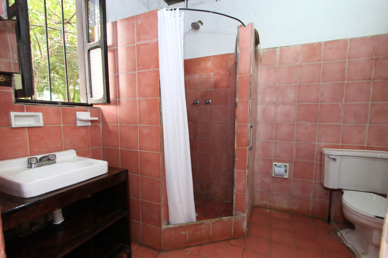 Bathroom 5, Hotel Na Bolom, San Cristóbal de las Casas