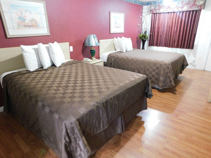 Bedroom 2, Eagle Pass Inn, Maverick