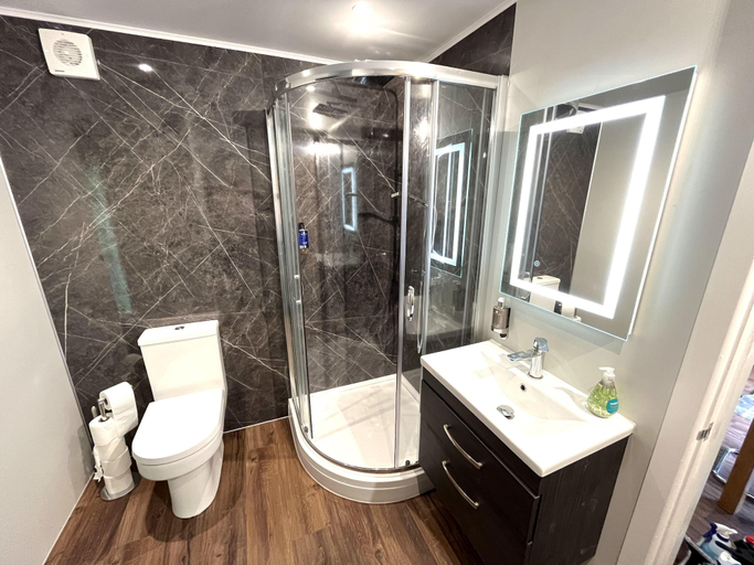 Bathroom, Cedar Boutique Lodge-dog, Fishing and Spa Access, East Riding of Yorkshire