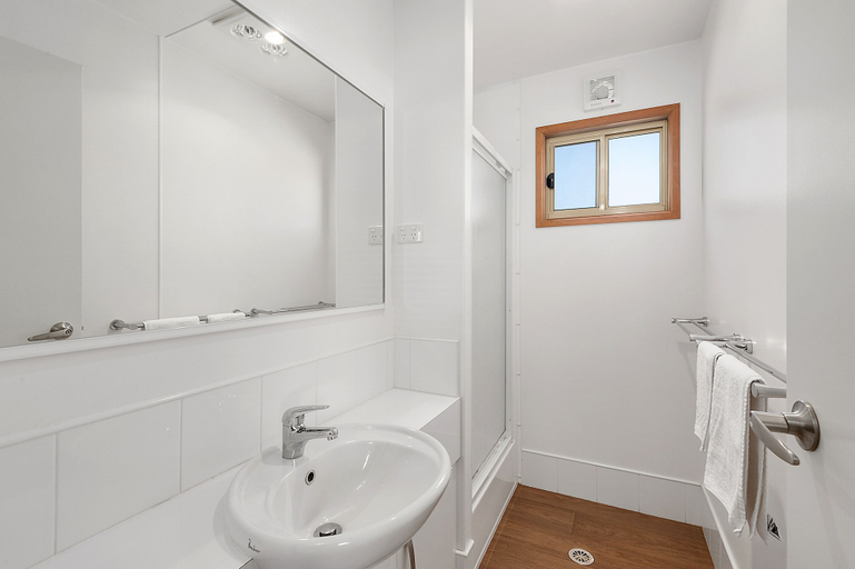 Bathroom 3, Port Broughton Tourist Park, Barunga West