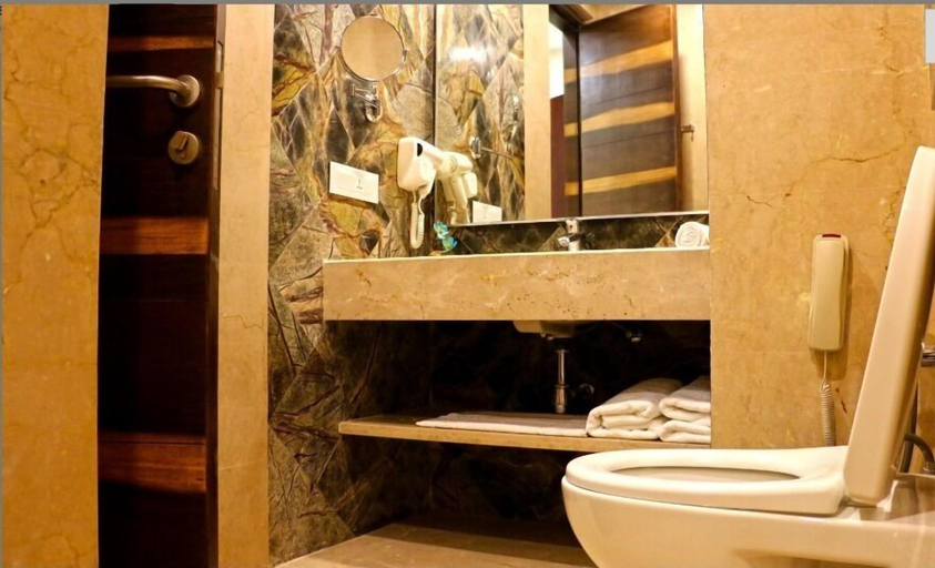 Bathroom 5, Tiaraa Hotels & Resorts, Nainital