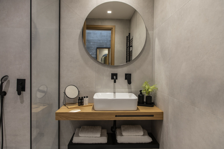 Bathroom 4, IKIES3, Thessaly