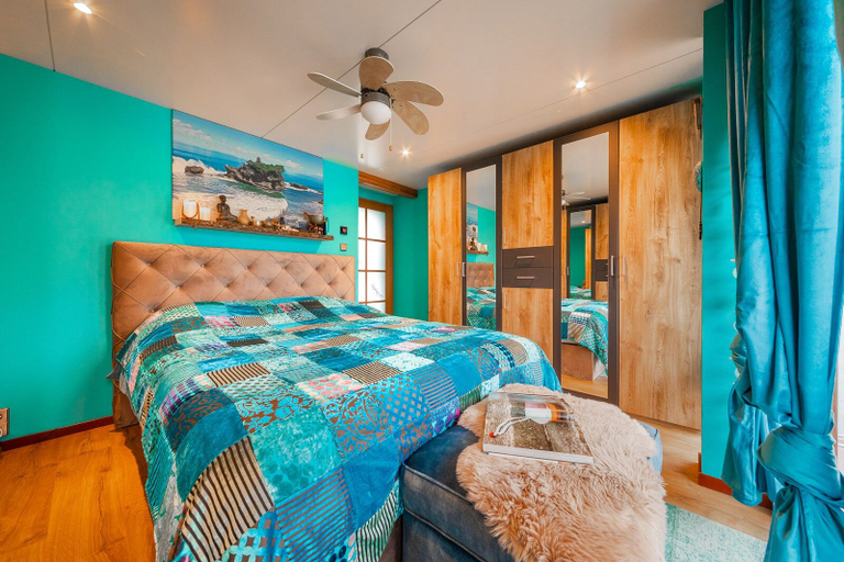 Room 3, Houseboat - Sleeps 2 & Free Parking, Loenen