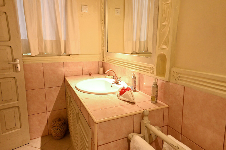 Bathroom 4, Lions Luxury Eco-Resort & Spa, Malindi