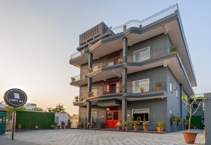 Exterior & Views