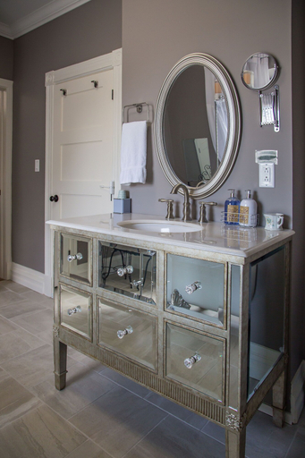 Bathroom 4, Georgestown Inn, Division No. 1