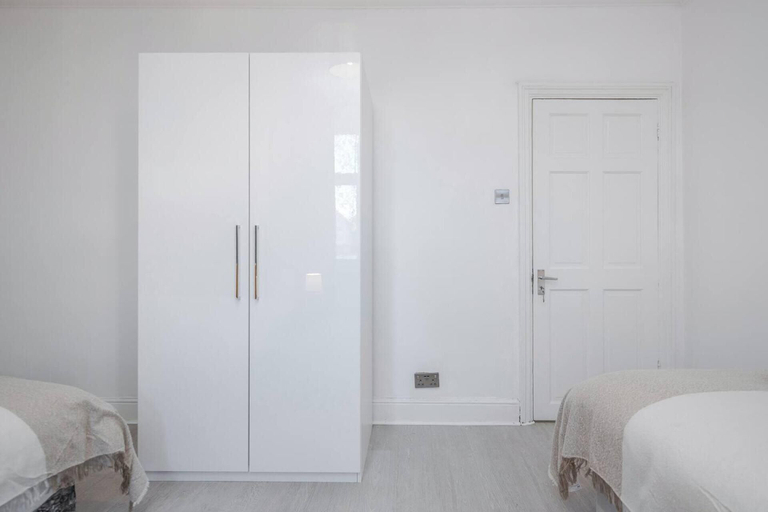 Room 4, Stunning Top 2 Bed Flat Tilbury Central Location, Thurrock