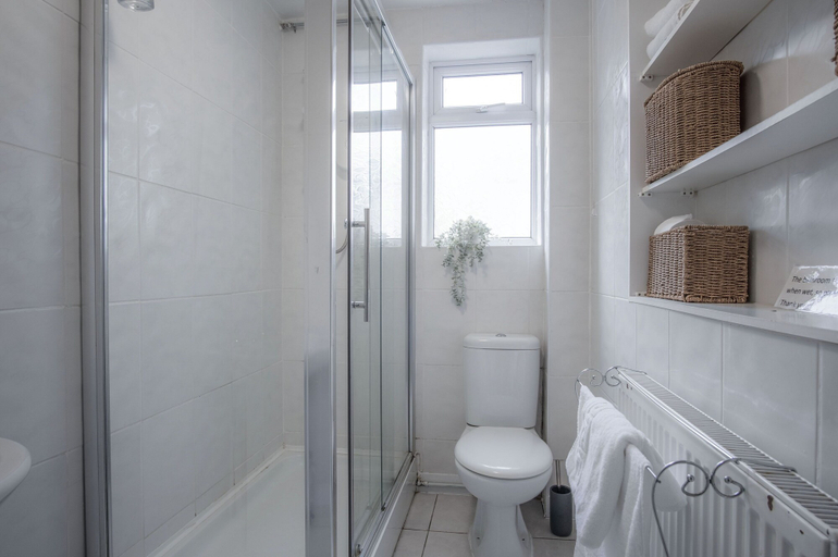 Bathroom 3, Sea Breeze Apt 2 - 2 Bed - Horton Beach, Swansea