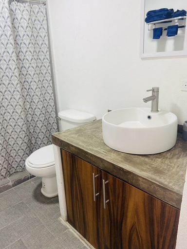 Bathroom 5, Pelicanos Apartments, La Paz