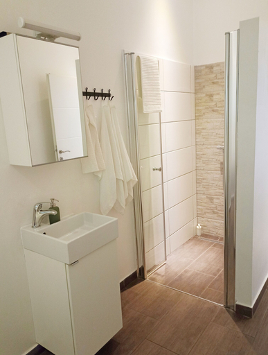 Bathroom 3, Spacious 3-bedroom Apartment in City Centre, Wien