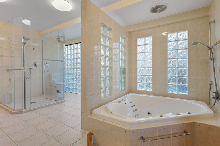 Bathroom 4, Magnificent Beachfront Mansion - Pool, Manukau