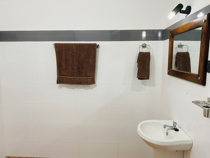 Bathroom 4, Sigiri Holiday Bungalow, Dambulla