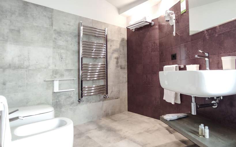Bathroom 5, Grand Hotel Faraglioni, Catania