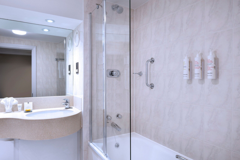 Bathroom 3, Delta Hotels by Marriott Liverpool City Centre, Sefton