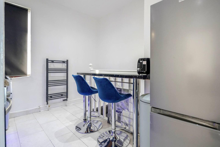 Room 2, Stunning Top 2 Bed Flat Tilbury Central Location, Thurrock