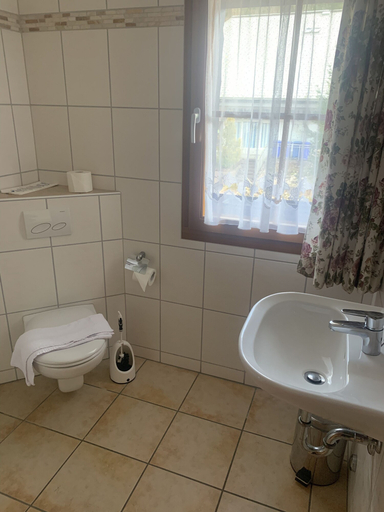 Bathroom 5, Hotel-Restaurant Maien, Waldshut