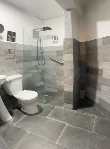 Bathroom 3, S27 Backpackers, Distrito Nacional