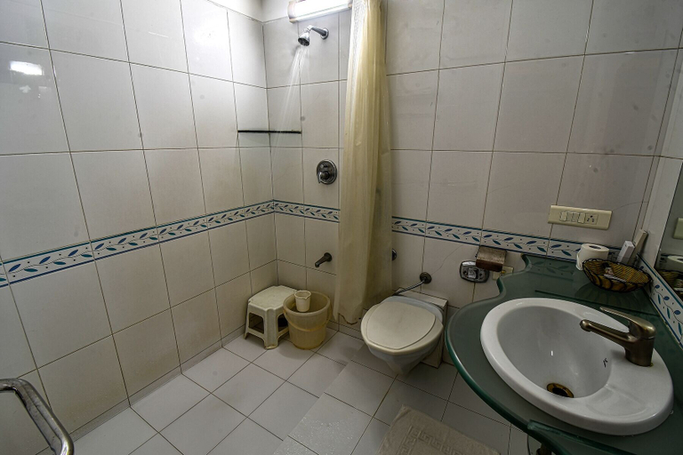 Bathroom 4, Hotel Pearl, Kolhapur
