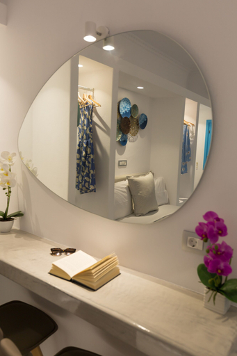 Bathroom 5, Perissa Bay, South Aegean