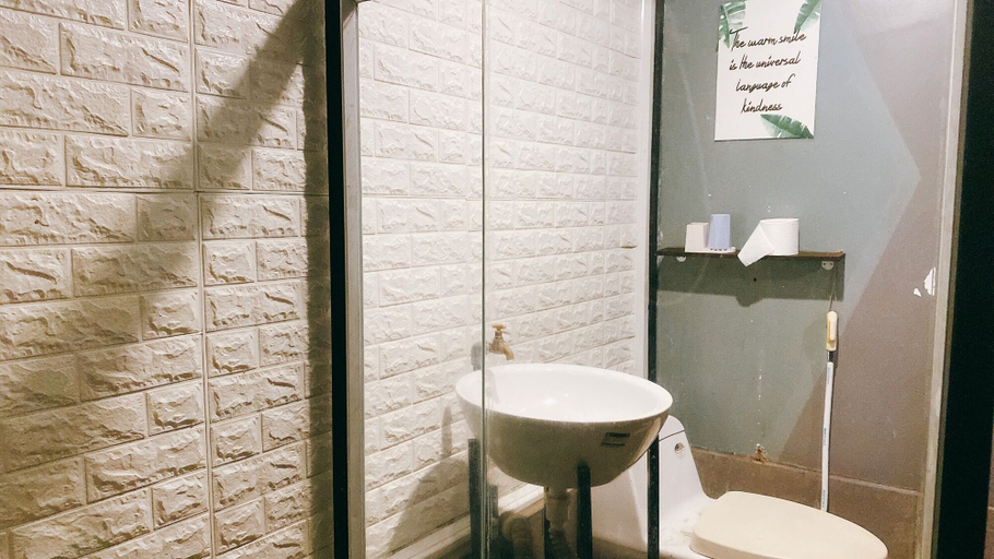Bathroom 4, Happy Chubby, District 5
