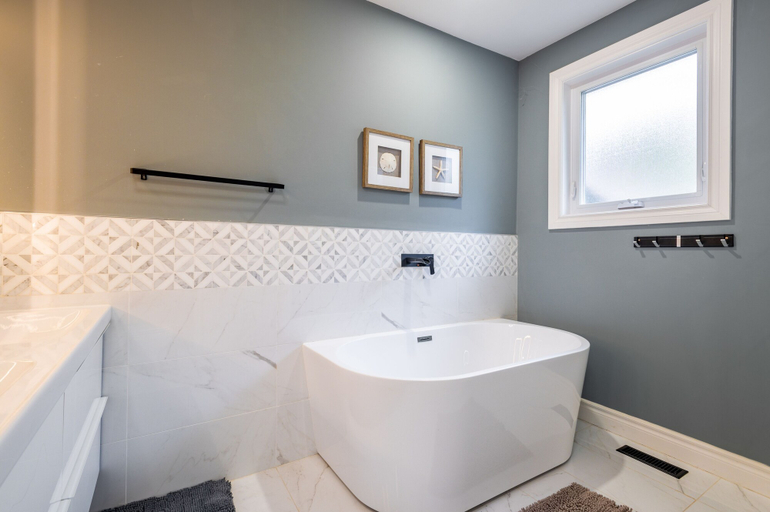Bathroom 3, Cheerful 3 bedroom w/ indoor fireplace in Toronto - 02 free parking, Toronto