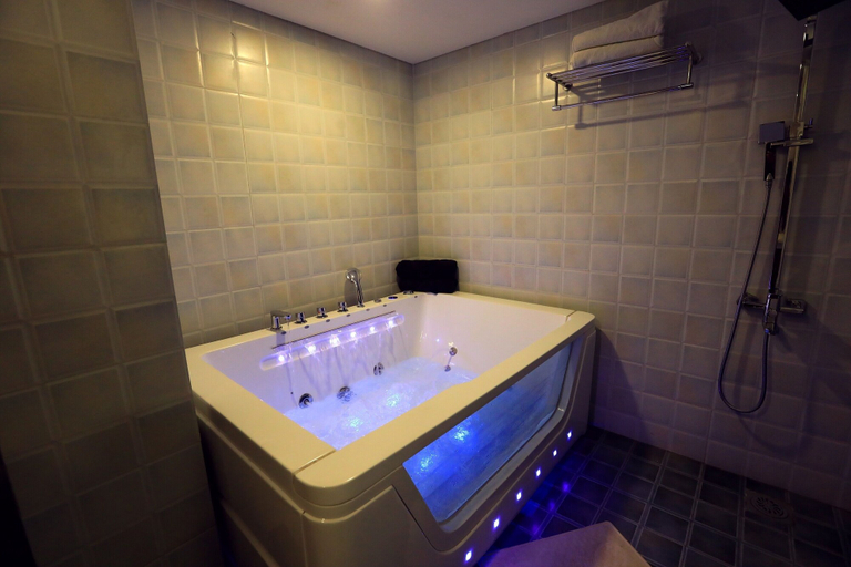 Bathroom 4, Humming Bird Hotel & Banquet, Anand