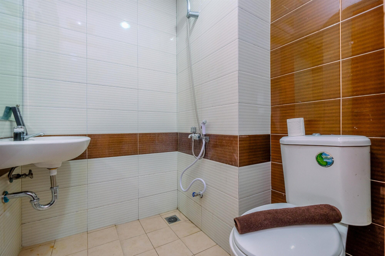 Bathroom 3, Comfy Studio Apartment At Margonda Residence 3, Depok