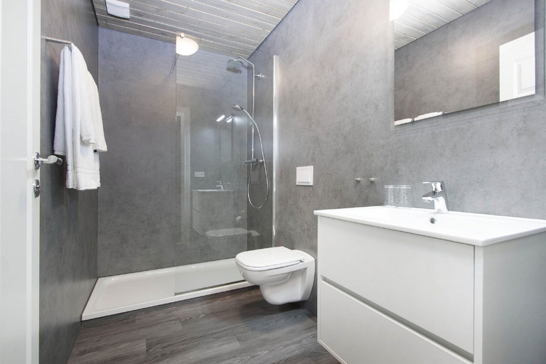Bathroom 3, Arnarstapi Cottages, Snæfellsbær