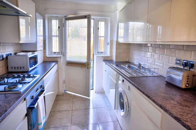 Others 5, London Excel 3bed House Sleeps 6 - Car Park for 2, London
