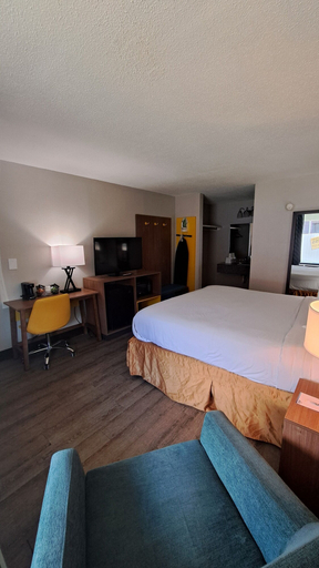 Bedroom 3, Days Inn & Suites by Wyndham Rocky Mount Golden E, Nash