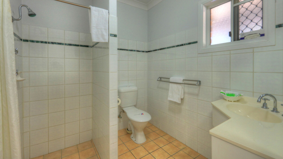 Bathroom 4, Heritage Lodge Motel, Charters Towers