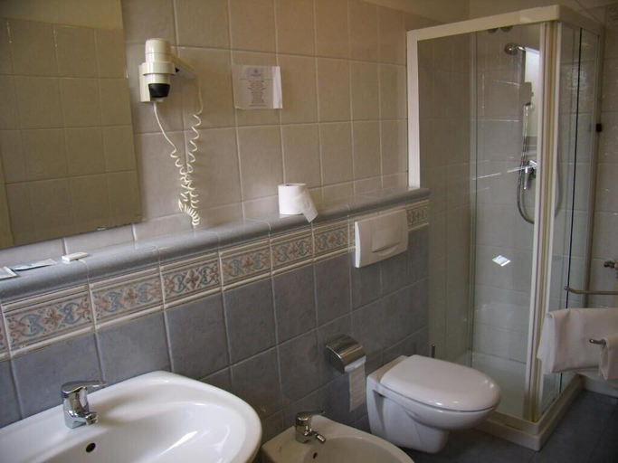 Bathroom 4, Hotel Savoia E Campana, Pistoia