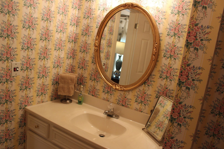 Bathroom 4, Huffman House, Webster