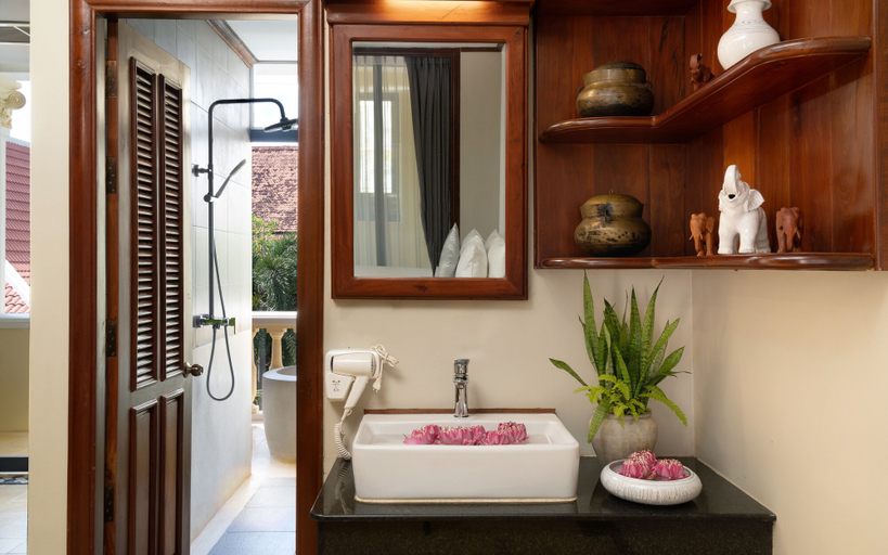 Bathroom 5, The Elephant, Siem Reap