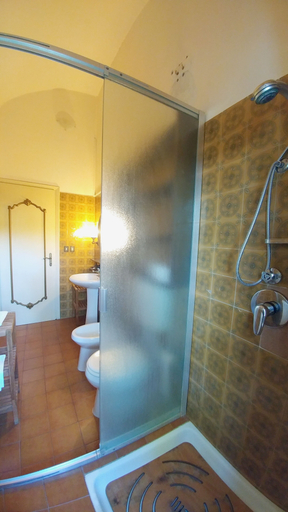 Bathroom 5, Bresbot, Pavia