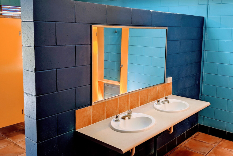 Bathroom 5, Cool Bananas Backpackers, Miriam Vale