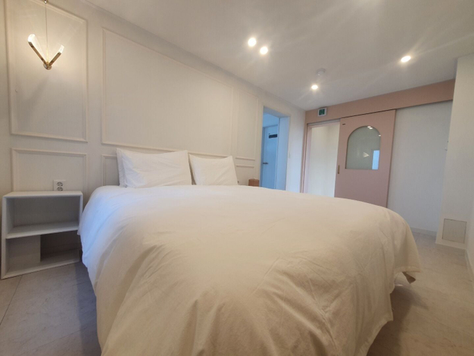 Bedroom 2, Mr. Slow, Goseong