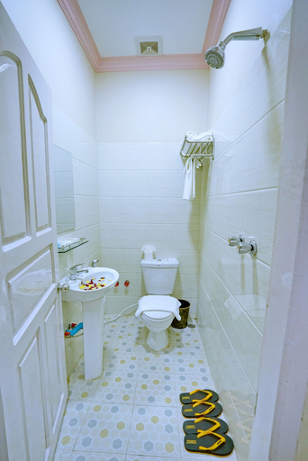 Bathroom 3, Hotel Shwe Phyo, Mandalay