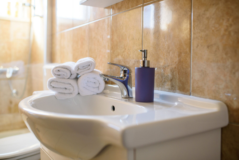 Bathroom 4, California Apartments III, Dubrovnik