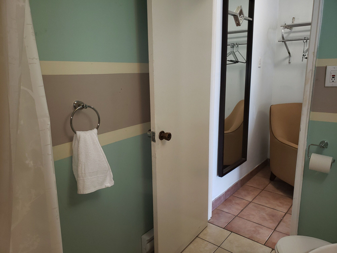 Bathroom 4, Niagara Falls Courtside Inn, Niagara