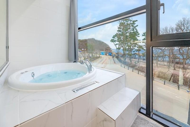 Bathroom, Daebudo Island (Yeongheungdo Island) Sea Sunset Spa Pension, Ongjin