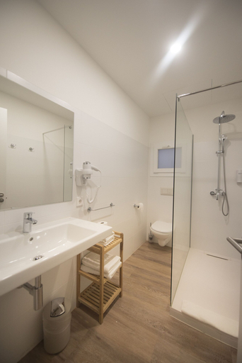 Bathroom 4, Apuntadores 8, Baleares