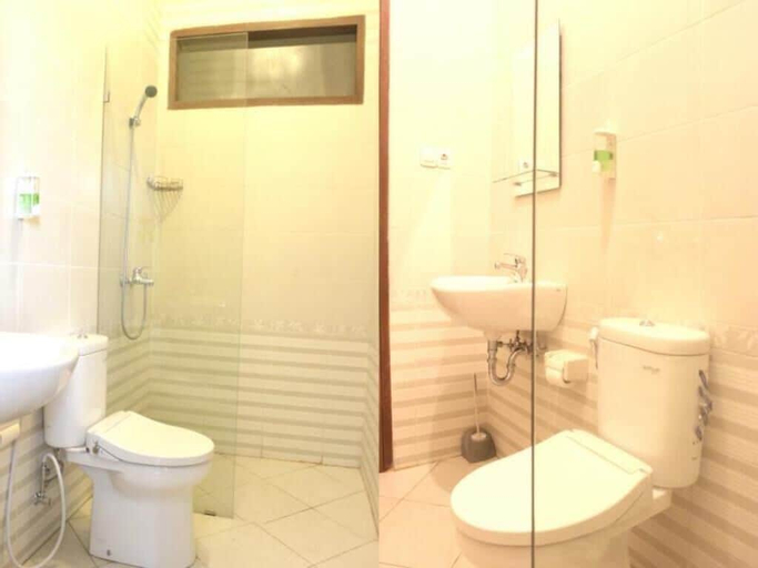 Bathroom, De Nuansa II Dago Syariah by HouseinBandung, Bandung