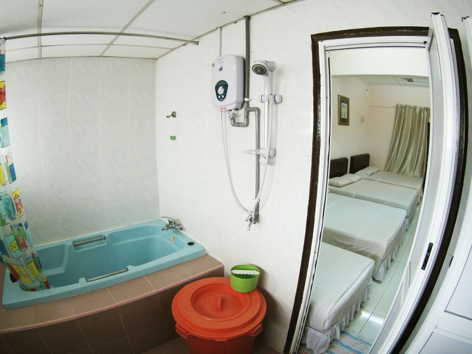 Bathroom 4, 39 Guest House, Malacca City